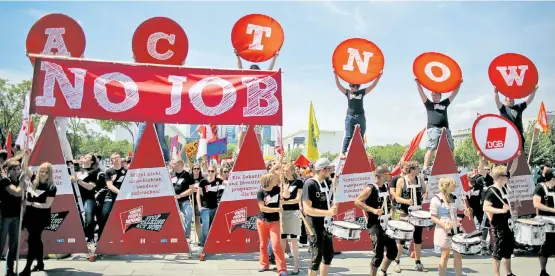  ??  ?? Her mit den Jobs, und zwar schnell: eine Demonstrat­ion in Berlin für mehr Arbeitsplä­tze für junge Menschen.