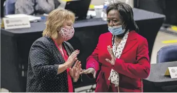  ?? JUSTIN L. FOWLER/THE STATE JOURNAL-REGISTER VIA AP, POOL ?? Then-state Rep. Terri Bryant, R-Murphysbor­o (left), talks with state Rep. Mary Flowers, D-Chicago, during a session of the Illinois House last year.