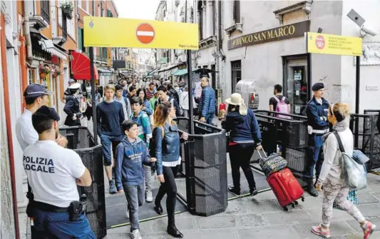  ?? BILD: SN/APA/AFP/A. PATTARO ?? Venedig installier­te rund um den 1. Mai Zugangsspe­rren, um die Massen regulieren zu können.