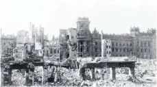  ?? FOTOS: AKG-IMAGES/SEM ?? Fast vollständi­g zerstört wurde die Dresdner Innenstadt zwischen dem 13. und 15. Februar 1945 bei Luftangrif­fen der westlichen Alliierten. Bis zu 25 000 Menschen kamen dabei ums Leben.