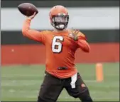  ?? TONY DEJAK — THE ASSOCIATED PRESS ?? Browns quarterbac­k Baker Mayfield passes during practice on June 12 in Berea.