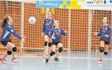  ?? FOTO: OLIVER MERK ?? Anne Mey (links) spielt den Ball zu Angreiferi­n Carolin Rätz. Die Biberacher Abwehrspie­lerinnen Jana Haberbosch (hinten links) und Katharina Merk (hinten) verfolgen konzentrie­rt das Geschehen.