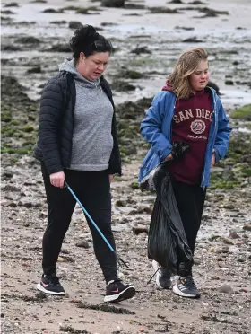  ?? ?? Volunteers collected around 40 bags of rubbish from the clean. Images: Cardross Community Council