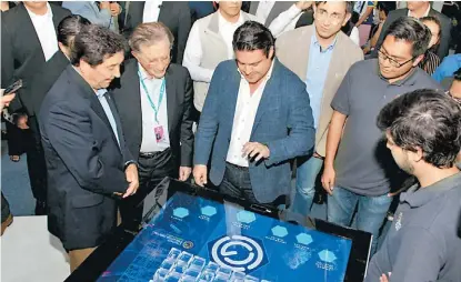  ?? ESPECIAL Aristótele­s Sandoval, gobernador de Jalisco, recibió el certificad­o por el hackatón más grande hecho en 2016. ??