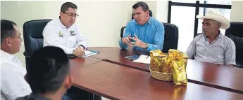  ??  ?? ENCUENTRO. Mario Castejón, José Díaz y otros productore­s reunidos en las oficinas de Protección al Consumidor.