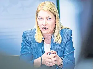  ?? FOTO: MALIN WUNDERLICH/DPA ?? Muss sich nicht nur mit der Bundesregi­erung, sondern auch mit einer Seilschaft aus Gewerkscha­ft und SPD herumschla­gen: Bahnchefin Evelyn Palla.