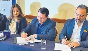  ??  ?? Apoyo. El secretario jurídico de Capres, Conan Castro, y el presidente de la Asamblea Legislativ­a, Mario Ponce, firmaron la petición.