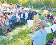  ?? FOTO: MARKUS LEHMANN ?? Viele Gäste sind zur Einweihung und Segnung des Waldkinder­gartens im Treppacher Bodenbacht­al gekommen.