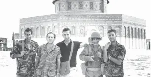  ?? (Courtesy) ?? THE AUTHOR on the Temple Mount with IDF paratroope­rs shortly after the capture of the Old City in 1967.