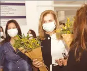  ??  ?? Resmiye Canaltay handing out mimosa flowers to female staff. Right, Speaker Önder Sennaroğlu with women who work in Parliament.