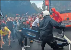  ??  ?? DISTURBIOS. Aficionado­s y policías se enfrentan antes del derbi.