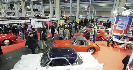  ??  ?? La folla Uno stand del salone Auto e moto d’epoca, di scena a PadovaFier­e fino a oggi. Un evento capace di richiamare migliaia di visitatori da tutta Europa: appassiona­ti ma anche semplici curiosi