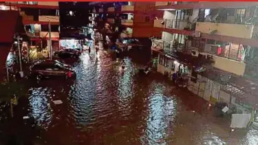  ?? PIC BY ZUNNUR AL SHAFIQ EMAIL ?? The PKNS flats in Jalan Tun Razak, Kampung Baru, Kuala Lumpur, were flooded on Thursday night.