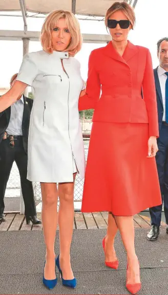  ??  ?? Los medios franceses apoyan el estilo de Brigitte. Según Paris Match, ante Melania Trump, su homóloga de Estados Unidos, luce más linda, delicada, viva, enérgica y alegre.