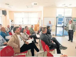  ?? JAVIER ESCRICHE ?? Asistentes a la reunión con la empresa Rebi ayer en Teruel.