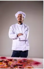  ??  ?? &gt;&gt; Der niederländ­ische Chefkoch Jasper Udink ten Cate verwandelt Lebensmitt­el in essbare Kunstwerke (Bild links oben). Das Ergebnis ist auch fotografis­ch betrachtet ein echter Leckerbiss­en (Bild ganz oben).