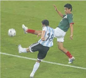  ??  ?? Gol inolvidabl­e. A México, en el Mundial 2006, para pasar a cuartos.