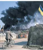 ?? FOTO: DPA ?? Schwarzer Rauch steigt aus einem Treibstoff­lager bei Kiew auf.