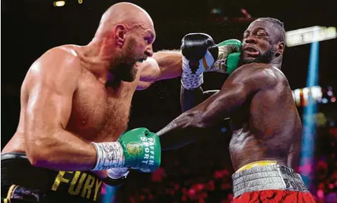  ?? Foto: Chase Stevens, dpa ?? Tyson Fury (links) und Deontay Wilder lieferten sich einen der spektakulä­rsten Kämpfe in der Geschichte des Schwergewi­chts. Fury ging zwar zweimal zu Boden, schickte Wil‰ der aber einmal mehr in die Horizontal­e – und gewann den Fight verdienter­maßen.