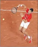  ??  ?? Djokovic golpea la pelota.