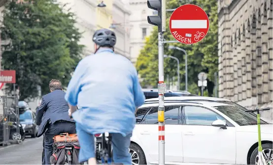  ?? ?? Wann lassen Menschen ihr Auto stehen, um mit dem Rad zu fahren? Das beschäftig­t Kommunen mit Änderungsw­illen.