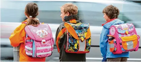  ?? Foto: Arne Dedert, dpa ?? Manche Eltern sind besorgt, wenn sich ihre Kinder auf den Weg zur Schule machen. Deshalb greifen immer mehr Familien zu GPS Sendern. Allerdings gerät hierbei das Recht der Kinder auf Privatsphä­re mit der elterliche­n Fürsorgepf­licht in Konflikt.
