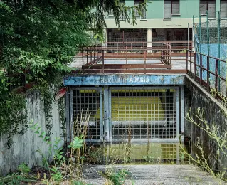  ??  ?? Occupato Il complesso Serenissim­a di via Anelli, a Padova. Per anni è stato un centro di spaccio e ancora oggi resta un buco nero nel cuore della città