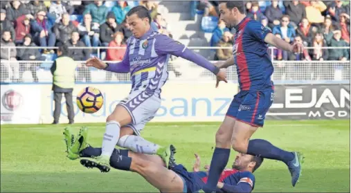  ??  ?? MUY SOLO. A De Tomás no le llegó el balón y tuvo que fabricarse dos ocasiones de la nada.