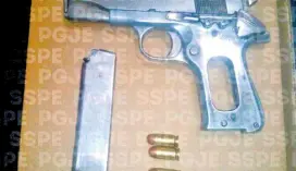  ??  ?? ESTA ES la pistola que le fue detenido a los dos hombres que iban a bordo de un tractocami­ón robado.