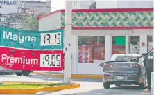  ??  ?? Ayer, en una gasolinera ubicada en la colonia Doctores de la Ciudad de México, el litro de Magna llegó a 17.13 pesos y el de Premium a 19.05 pesos.