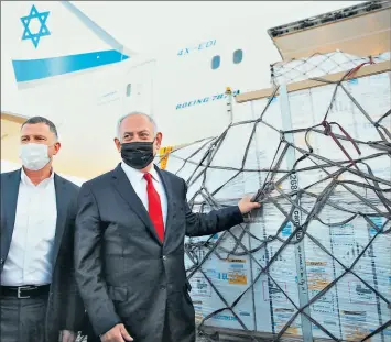  ?? Efe ?? •
Benjamín Netanyahu (derecha) supervisó el arribo de las vacunas de Pfizer-biontech.