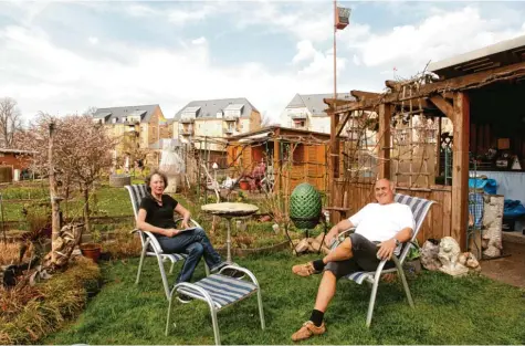  ?? Foto: Annette Zoepf ?? Für Gudrun Odobescu und Gerhard Klug ist die Kleingarte­nanlage am Proviantba­ch ein kleines Paradies.