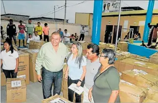  ?? NÉSTOR MENDOZA / EXPRESO ?? Organizaci­ón. Autoridade­s y líderes barriales trabajan en la próxima entrega de juguetes a los niños de Posorja.