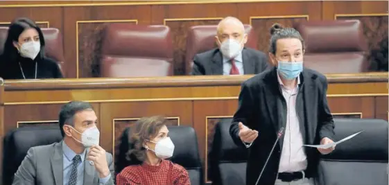  ?? Foto: Efe ?? Pablo Iglesias se dirige desde su escaño en el Congreso, bajo la atención de Pedro Sánchez y Carmen Calvo.