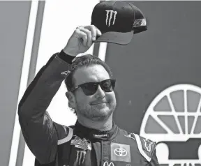  ?? CHARLES KRUPA/AP ?? Kurt Busch tips his cap to fans before a Cup Series race at New Hampshire Motor Speedway on July 17 in Loudon, N.H.