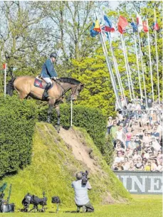  ?? FOTO: LUKAS SCHULZE/DPA ?? Der Reiter Nigel Coupe aus Großbritan­nien und sein Pferd Glovers Hill stehen im Jahr 2016 auf dem Wall. Eduard F. Pulvermann hat sich in Hamburg selbst ein Denkmal gesetzt. Sein Derby-Parcours mit dem Wall ist ein Klassiker im Pferdespor­t. Vor 100 Jahren wurde über den von ihm erdachten Kurs erstmals gesprungen.