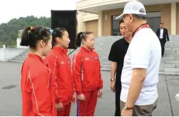  ?? KBRI PYONGYANG FOR JAWA POS ?? ANTUSIAS: Duta Besar Indonesia untuk Korut Bambang Hiendrasto berbincang dengan tiga atlet senam Korut di Sport Village Chongchun, Pyongyang, setelah acara fun run kemarin.