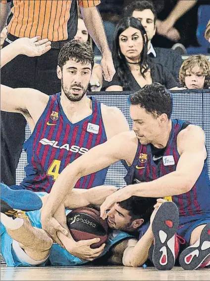  ?? FOTO: PERE PUNTÍ ?? Tomic y Kuric pelean un balón en el suelo con Brizuela. El Barça se puso el mono de trabajo para superar un mal arranque