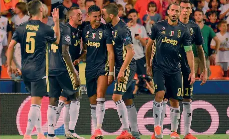  ??  ?? Cristiano Ronaldo, 33 anni, consolato dai compagni dopo il rosso a Valencia: Bonucci e Bernardesc­hi i più vicini al portoghese