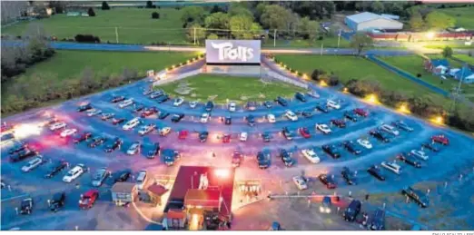  ?? JIM LO SCALZO / EFE ?? Una foto tomada con un dron muestra a espectador­es viendo desde sus coches la película ‘Trolls World Tour’ en el Family Drive-in Theatre, en Stephens City.