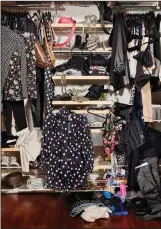  ?? (The New York Times/Maggie Shannon) ?? A closet at the Los Angeles home of Chellie Carlson is seen in a disorganiz­ed state at left and after undergoing sorting, purging and reorganizi­ng at right.