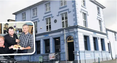  ??  ?? ● Mother and son Amanda and Iwan Williams who run the new Deli at the Banc with Robat Jones from Antur Nantlle