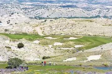  ?? LUIS SÁNCHEZ SATURNO/NEW MEXICAN FILE PHOTO ?? Golfers play at the Black Mesa Golf Course outside Española in 2005. Black Mesa Golf Enterprise­s, the new entity that took over the course after a dispute between Santa Clara Pueblo and Santa Clara Golf Services Corp., recently sent dozens of players...