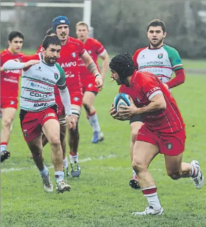  ?? FOTO: LUIS MARI UNCITI ?? Derbi
El Hernani y el Ordizia han decidido no seguir jugando más esta temporada a pesar de la intención de la Federación