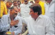  ?? HT ?? ▪ UPCC chief Raj Babbar at a tea stall in Lucknow on Thursday..