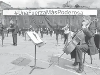  ?? EFE ?? La Orquesta Filarmónic­a de Bogotá salió para llamar a detener la violencia