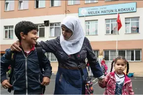  ??  ?? Intégrés Marwa, originaire d’Alep, et ses enfants. Gülbahar (avec le foulard rouge), 11 ans, est devenue « interprète » dans l’école où ils sont scolarisés.