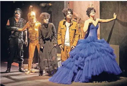  ?? FOTO: THOMAS
RABSCH ?? Minna Wündrich als Europa in „Schweijk“im Central. Ins blaue Kleid helfen ihr während der Aufführung drei Ankleideri­nnen.