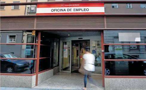  ?? EFE ?? Vista del exterior de una oficina de empleo en Madrid.