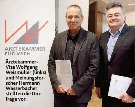  ??  ?? Ärztekamme­rVize Wolfgang Weismüller ( links) und Meinungsfo­rscher Hermann Wasserbach­er stellten die Umfrage vor.